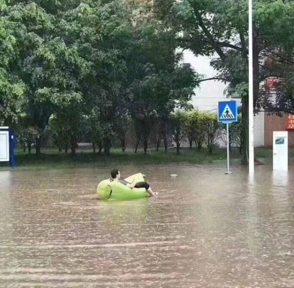 搞笑图片:就算大雨让这座城市颠倒 今天就到这里就结束了!