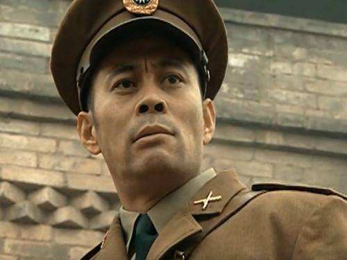 "楚云飞"张光北吃路边摊,桌上车钥匙引争议,网友:谁开不起?