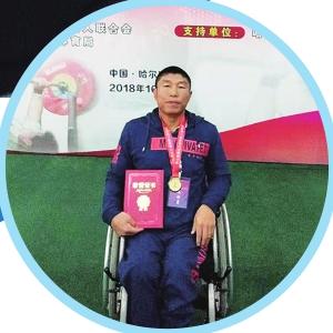 郑贤明:轮椅上一样可以举起生活的重量