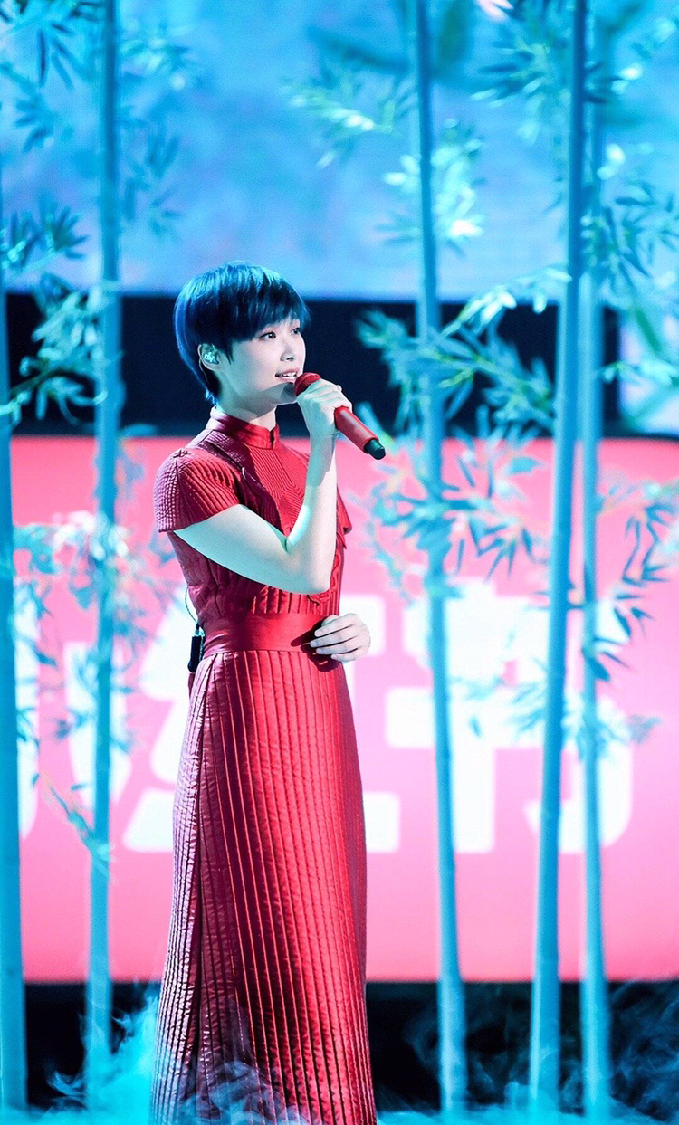 李宇春红色旗袍出镜,性感妩媚竟也可以这般淑女!