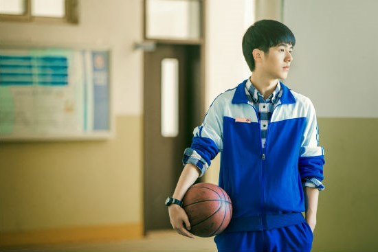 易烊千玺,这个可爱的小男神,不是装嫩,校服就是每天的日常,没有没他更