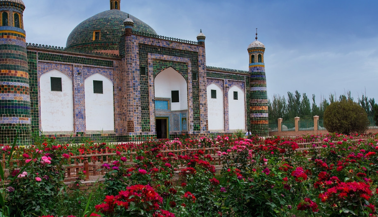 伊宁市是多民族聚居的地方,维吾尔族的伊犁赛乃木,锡伯族的贝伦舞