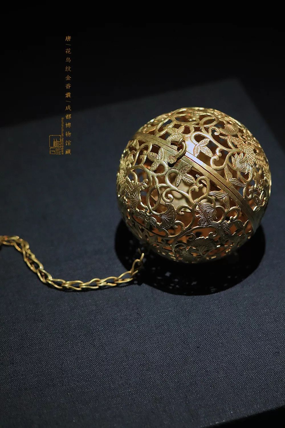 精致的中国人尚金玉. 小小的香囊, 也要用玉雕出花鸟山水.