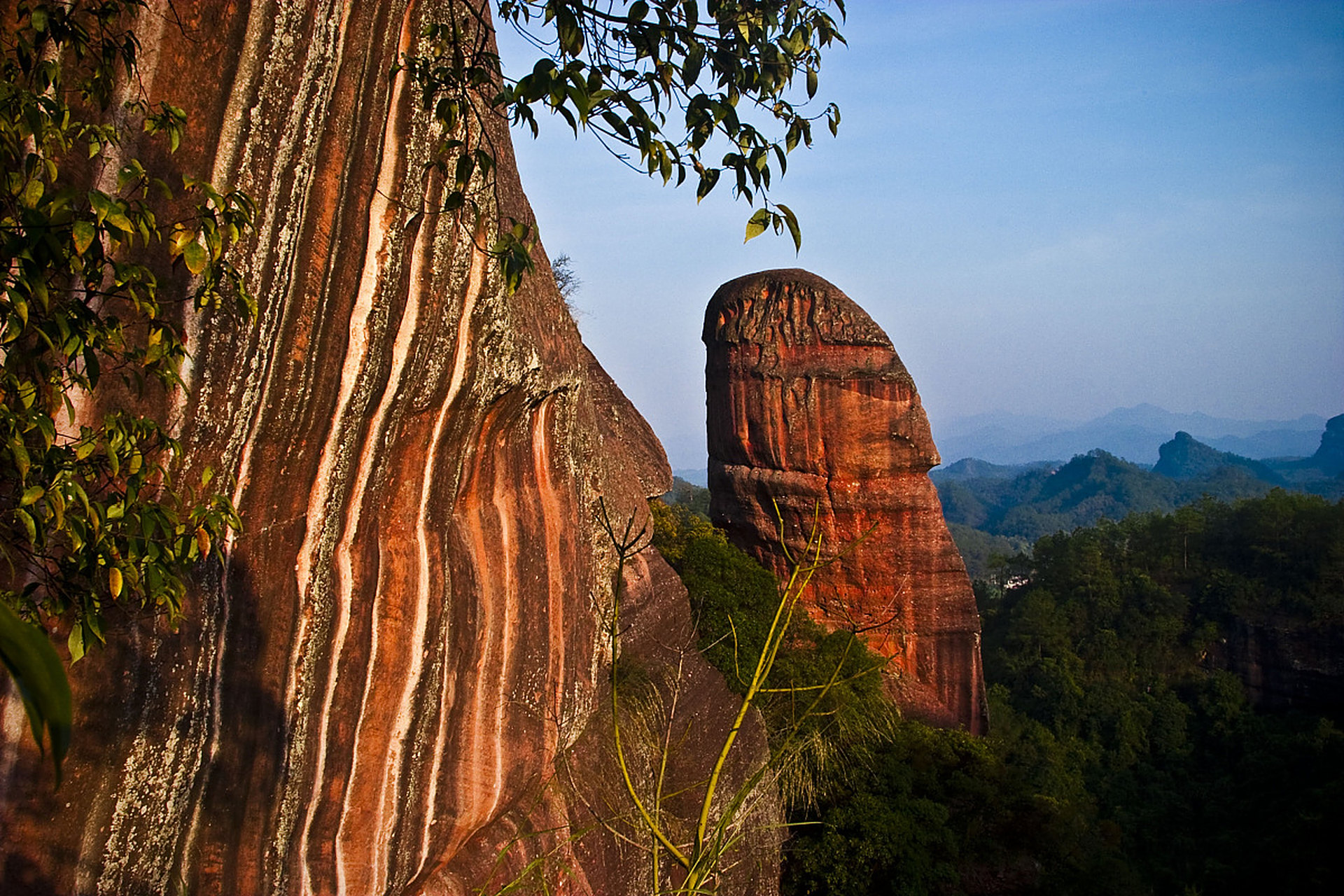 广东丹霞山:丹霞山是广东省韶关市的一座著名自然景观,被誉为"天下第