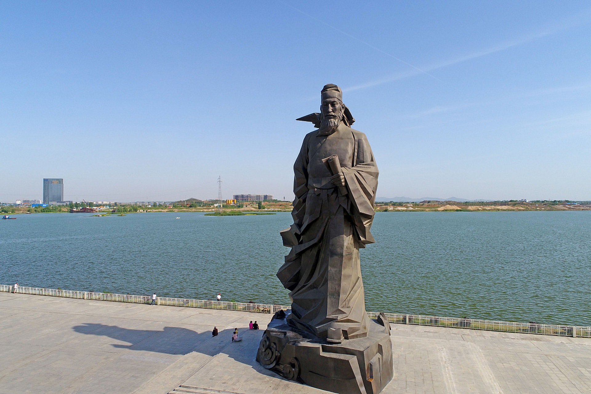 《叹孟浩然》  归隐非本意,奉旨还山林.  诗名闻天下,醉月频中圣.