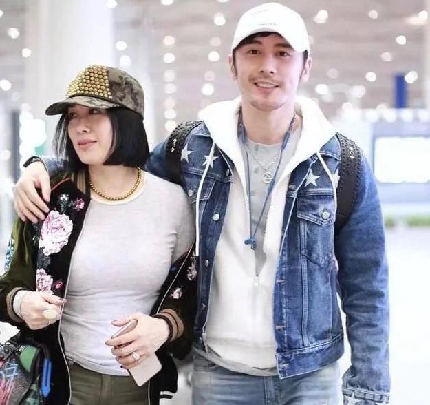 的身材变形,不复以往的性感火辣了,但是张伦硕就表示老婆怎么样都好