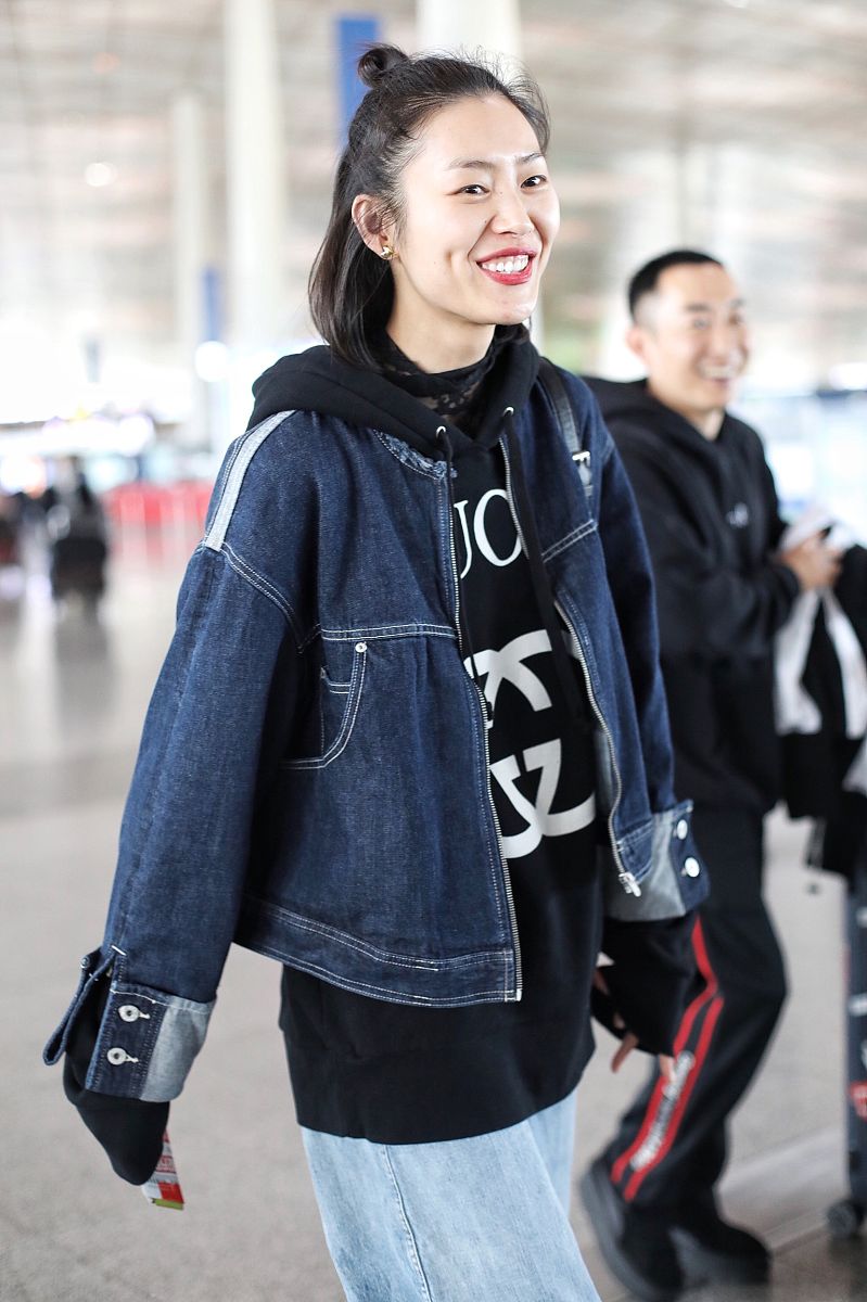 刘雯个性穿搭现身机场,笑容甜美扎丸子头利落大气