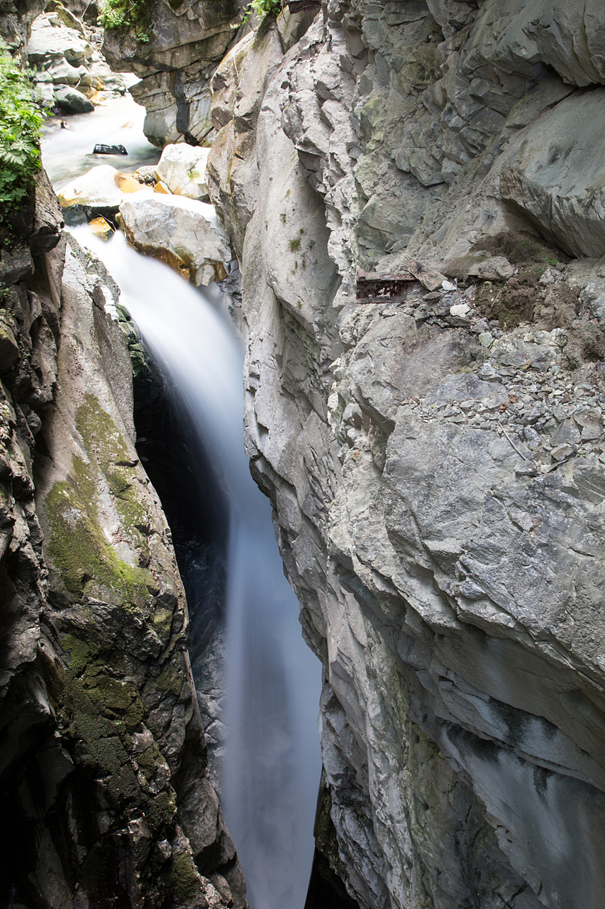 青城山之旅中,我探访了广安华蓥山天意谷,这片鲜为人知的自然瑰宝藏于