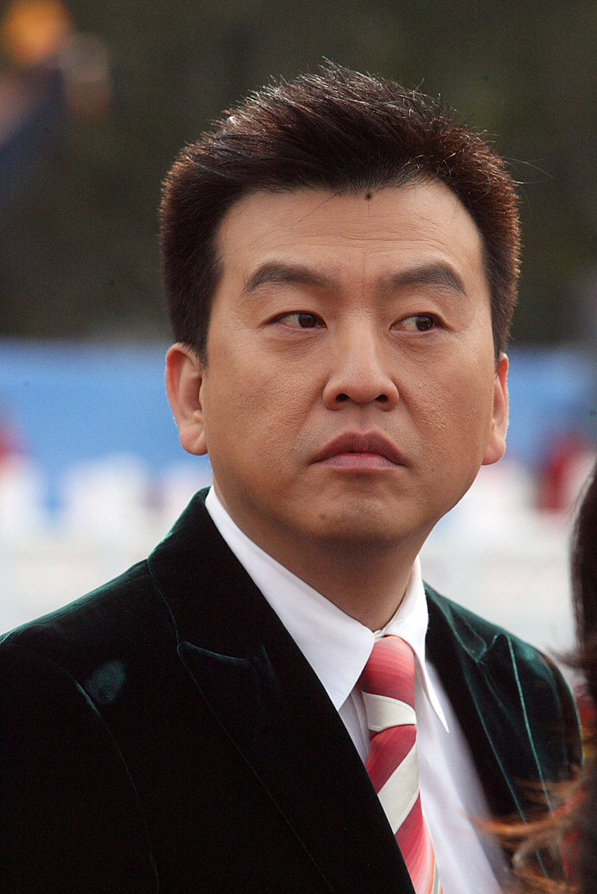 央视主持人张泽群质问法官:《宪法》的精神究竟是什么?