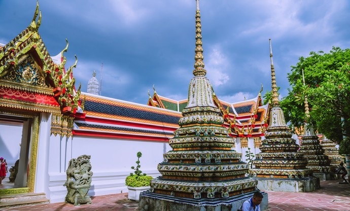 卧佛寺,又称菩提寺,是全曼谷最古老的庙,也是全泰国最大的庙宇