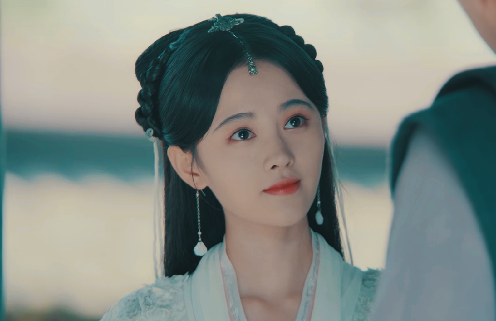 鞠婧祎版的白素贞还是好看的,天真懵懂的感觉很适合她