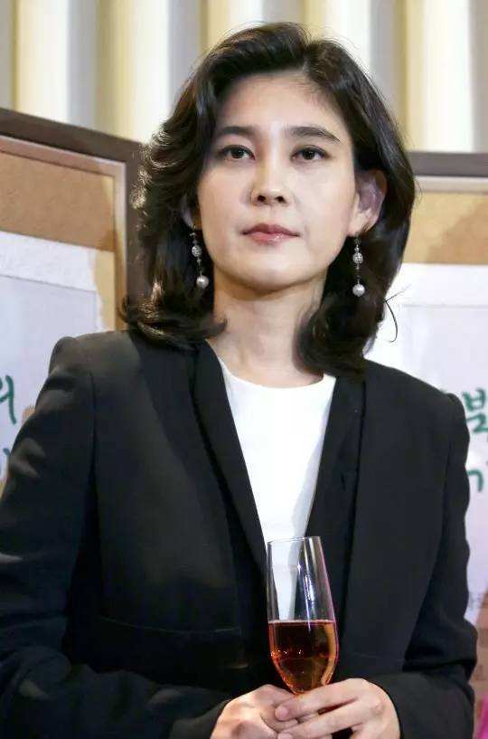 1987年接手集团,女儿嫁给保安,旗下产业仅一项就等于4个腾讯