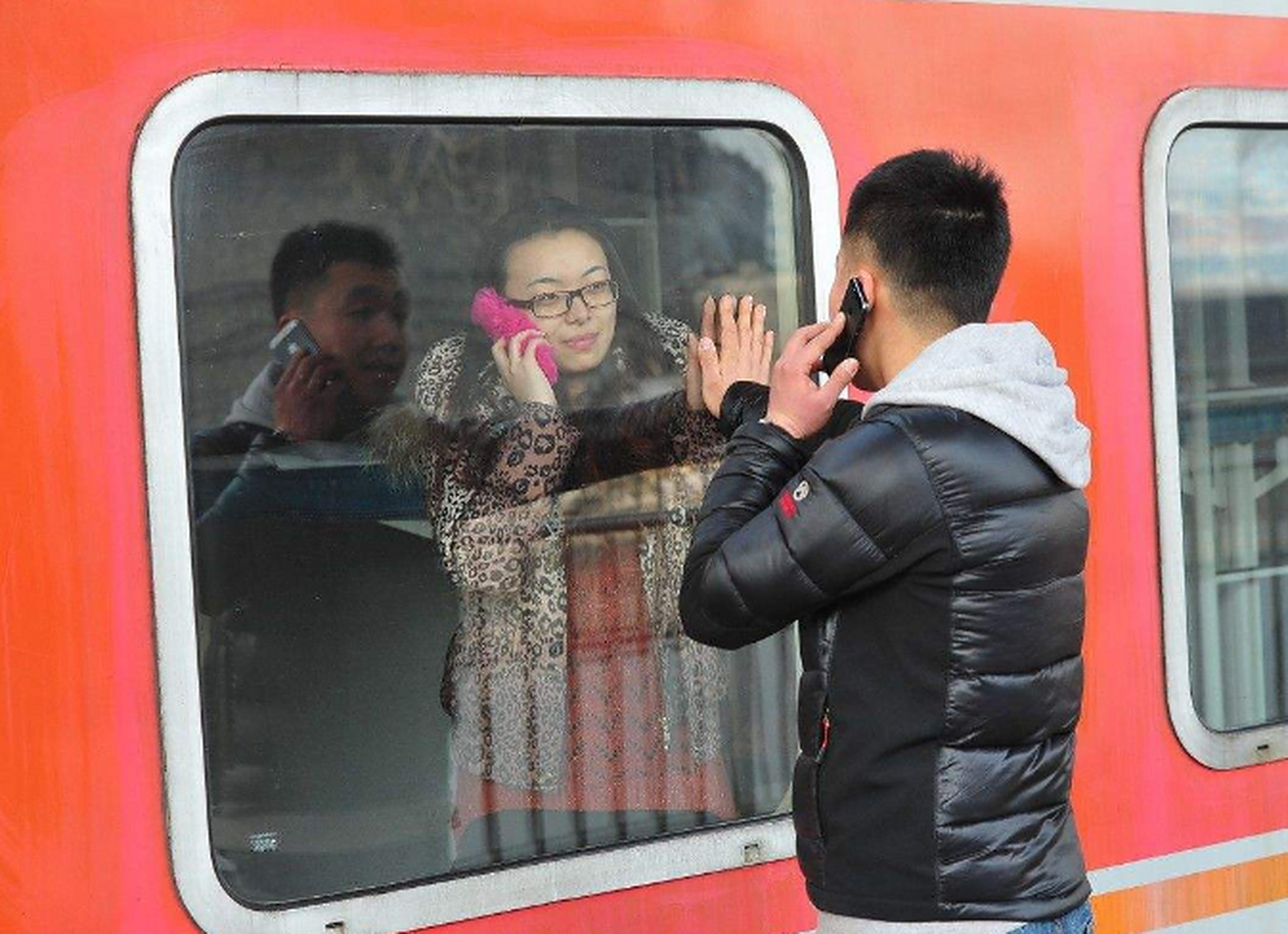 今天起,火车站到处都是离别之情.