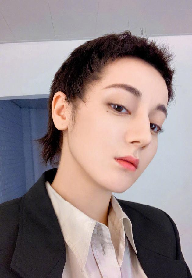 迪丽热巴寸头造型帅气英朗 神情高冷攻气十足