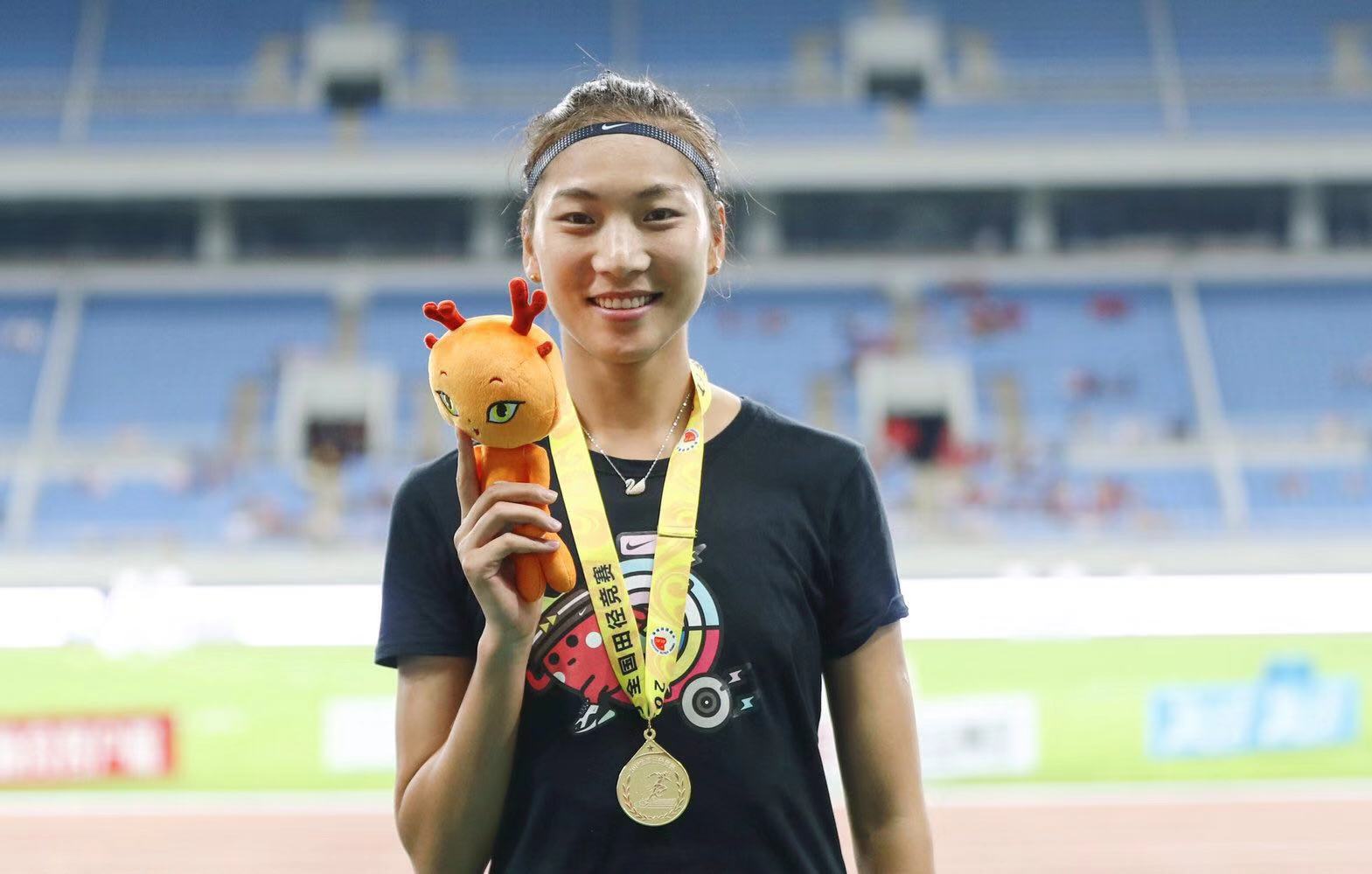 幸福!田径美女被求婚,曾经她在亚锦赛卫冕失败,后戏剧性复出