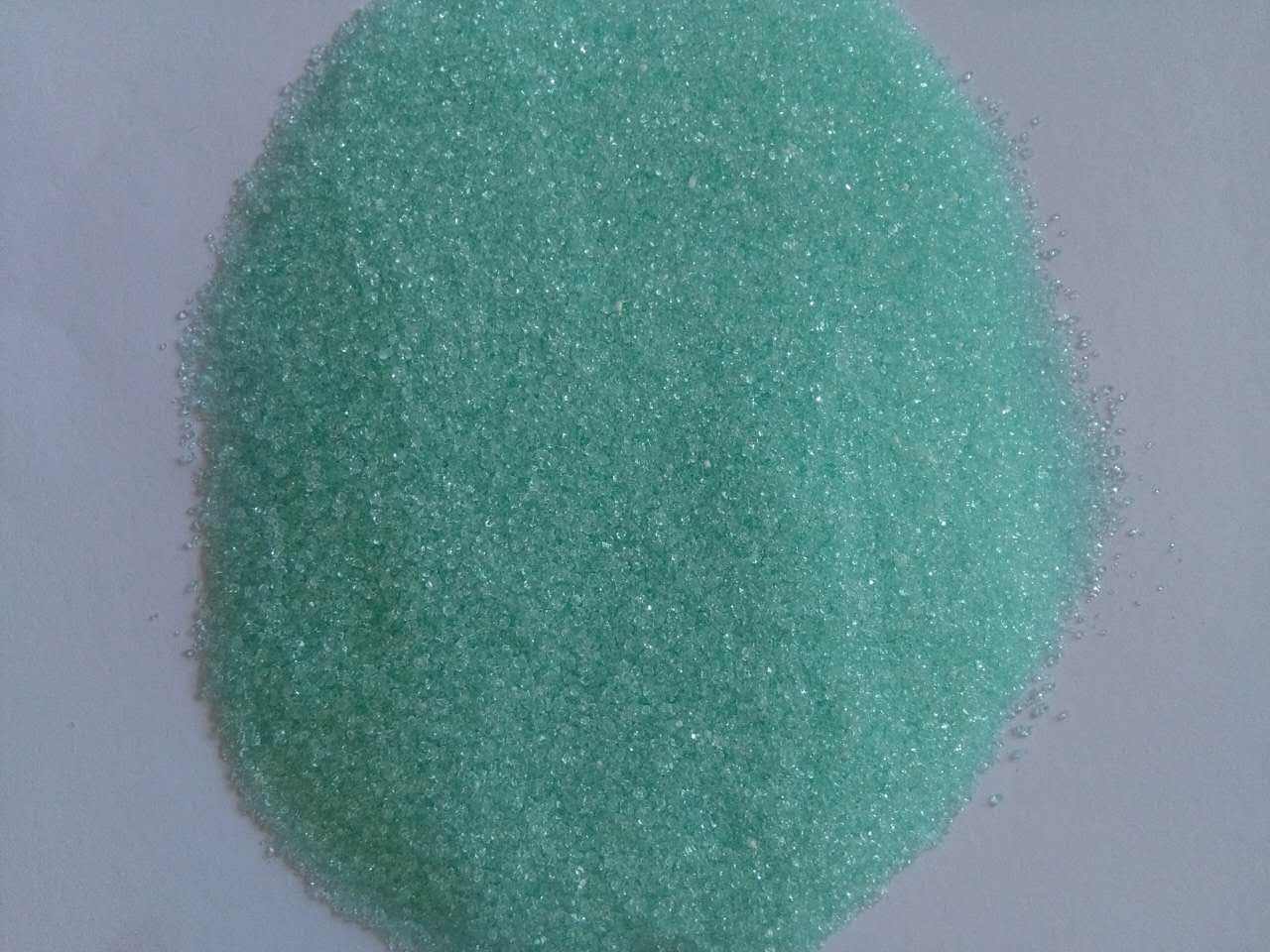 养富贵竹光是加水可不行,偶尔加点料,叶子油绿根系旺