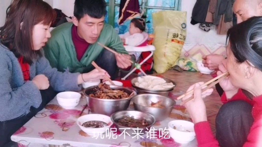 婆婆一大早包饺子又炖小鸡 一家人做炕头上吃香了 热热闹闹真幸福