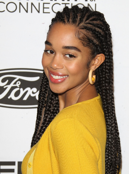 nba球星克莱女友劳拉-海瑞尔参加活动,长辫发型精致微笑迷人