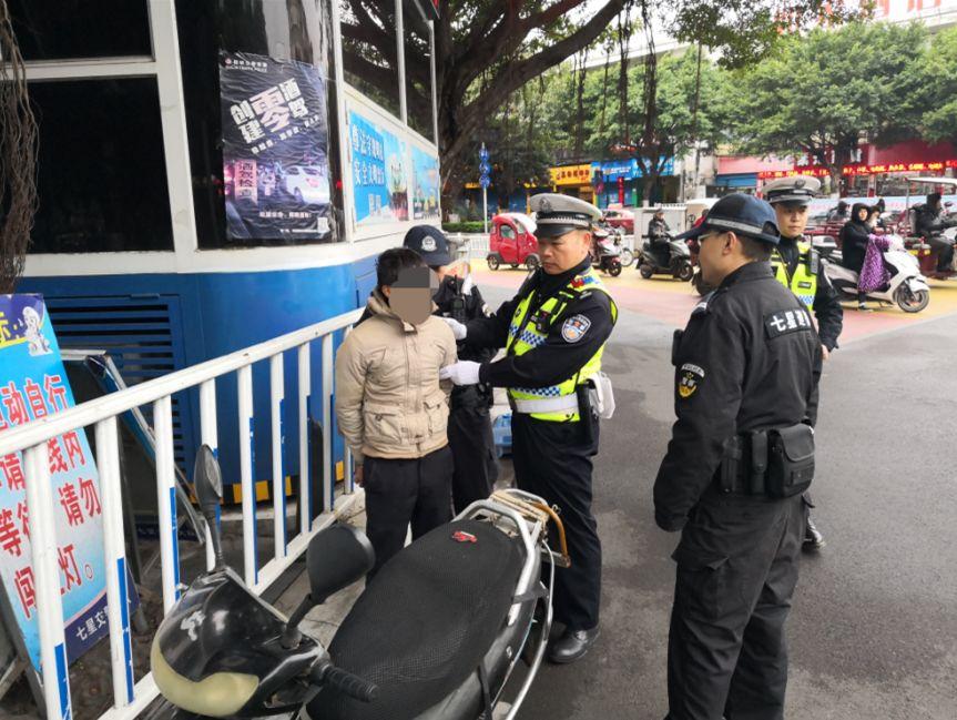 桂林一男子推电动车等红灯被交警抓了!真相是…标题图片