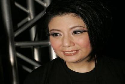 她是黄家驹的未婚妻,求婚戒指一戴就是30年,56岁为爱终身未嫁