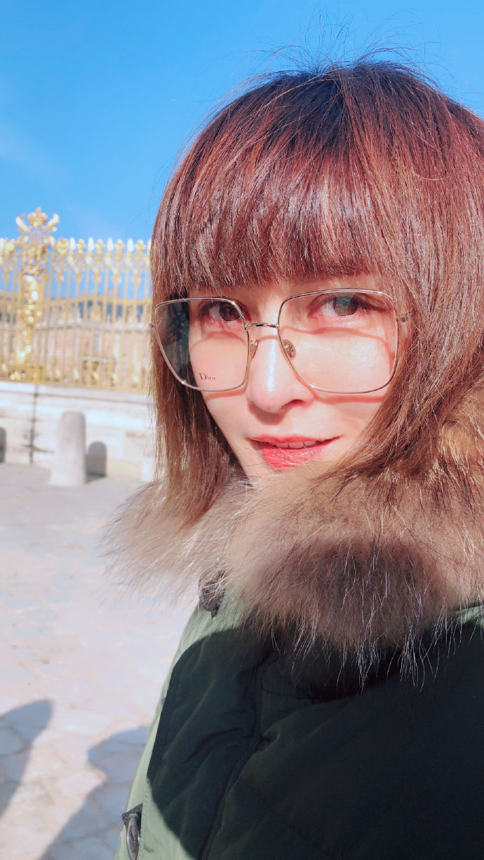 超女厉娜留起了长发,35岁女人味越来越足,可美妆知识还是差