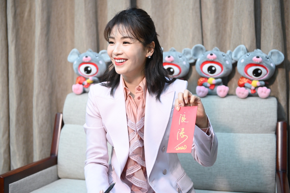 组图:刘涛白色西装内搭粉衬衫亮相专访 半扎公主头知性优雅