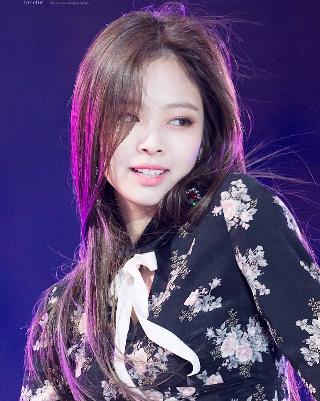 粉墨金智妮碎花裙加上"黑长直",气场"爆棚"