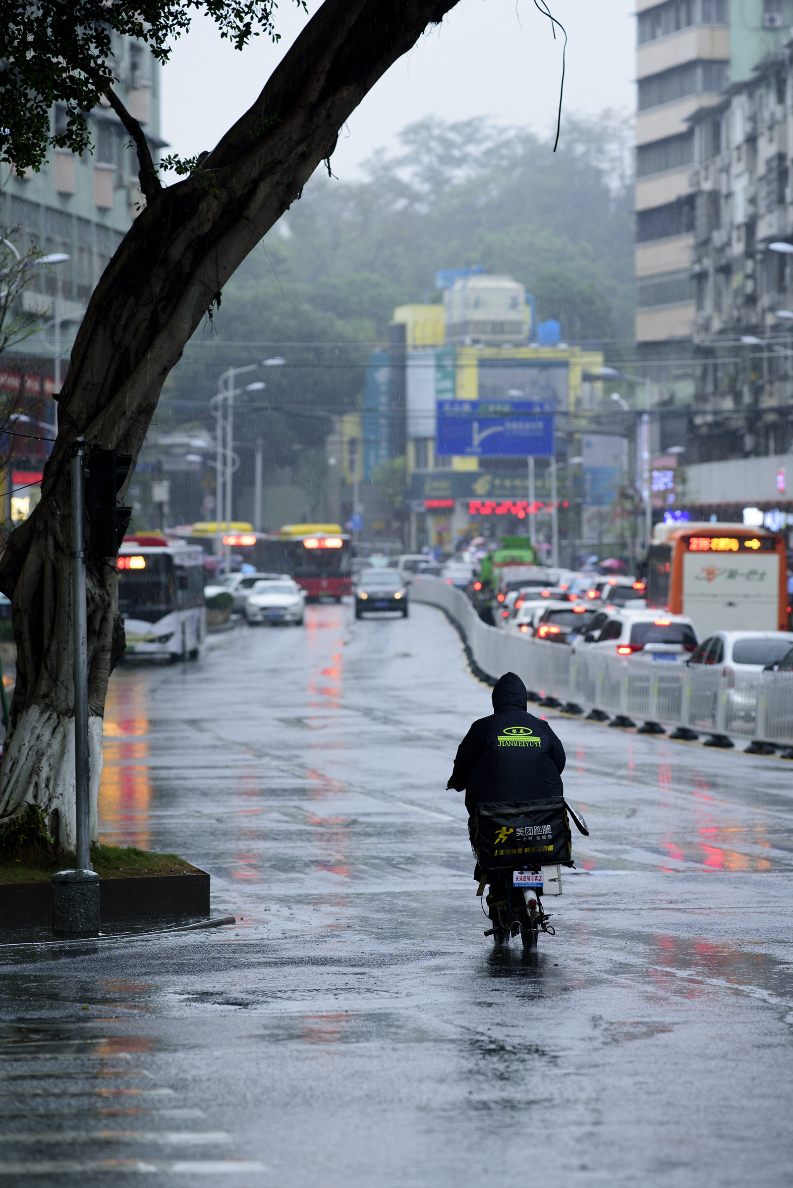 下雨的路口,人来人往,尽显人生百态
