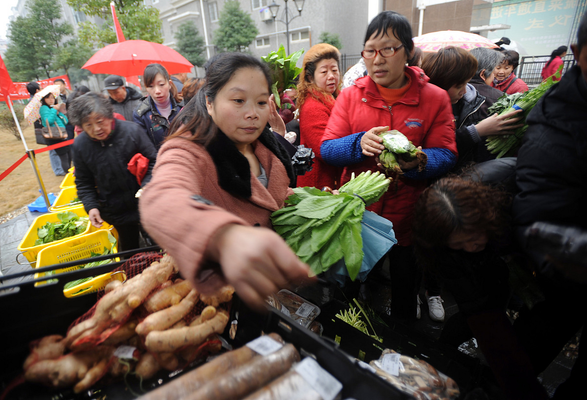 在浙江金华市的曙光菜场,一家卖凉菜的摊位引起了广泛的关注.