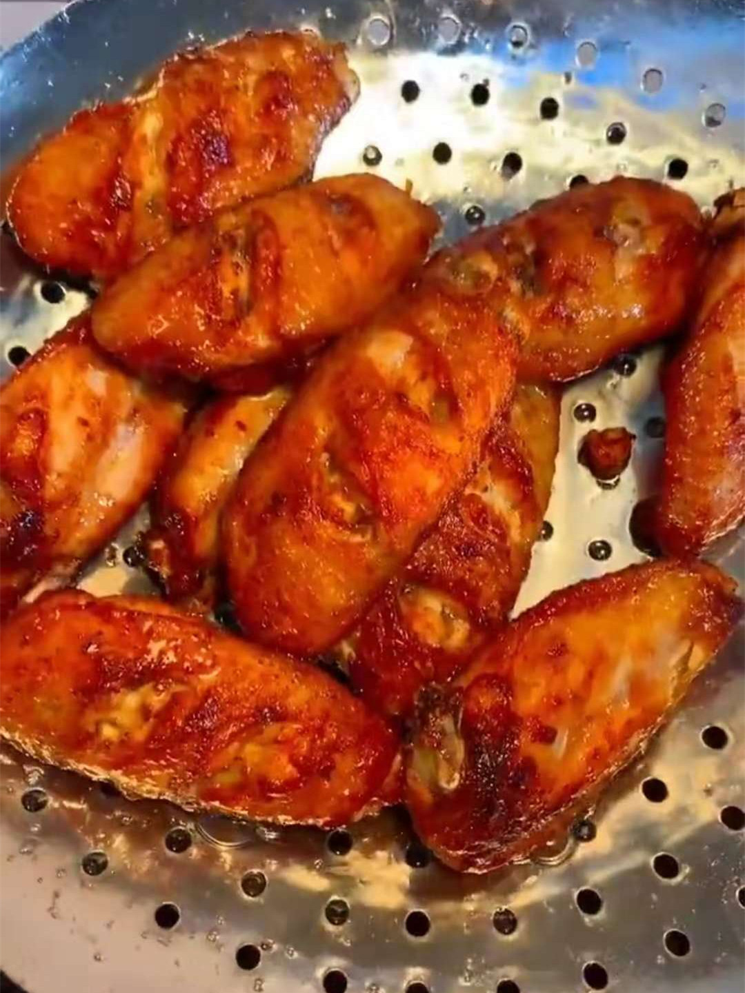 油炸鸡翅很香,加上辣椒粉,孜然粉制成香辣口味,好吃到停不下来