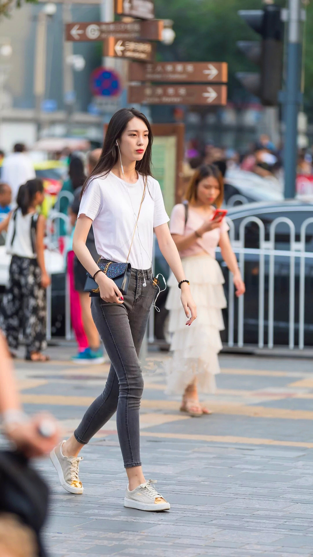 街拍:图5牛仔热裤身材高挑的美女,性感穿搭显得她格外的有气质 转载自