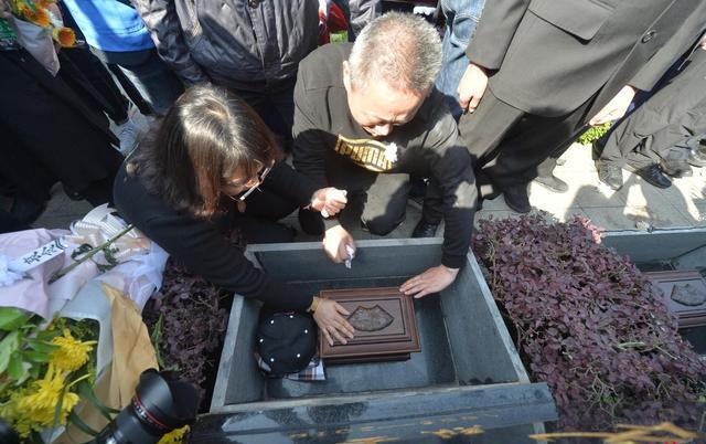 烈士刘代旭的爸爸,将儿子生前的心爱的球衣——湖人队23号球衣也带来