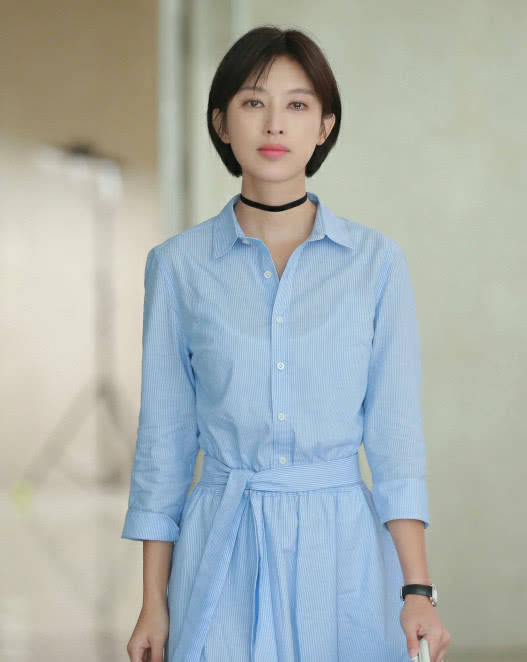 张俪竟把"隐形眼镜盒"挂包包上,却意外时尚也是绝了