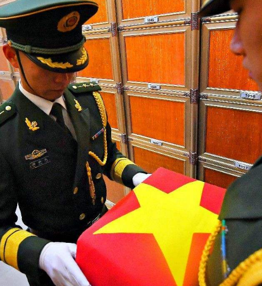 开枪送别,王成龙烈士荣归家乡,父亲颤抖:让我在看一眼