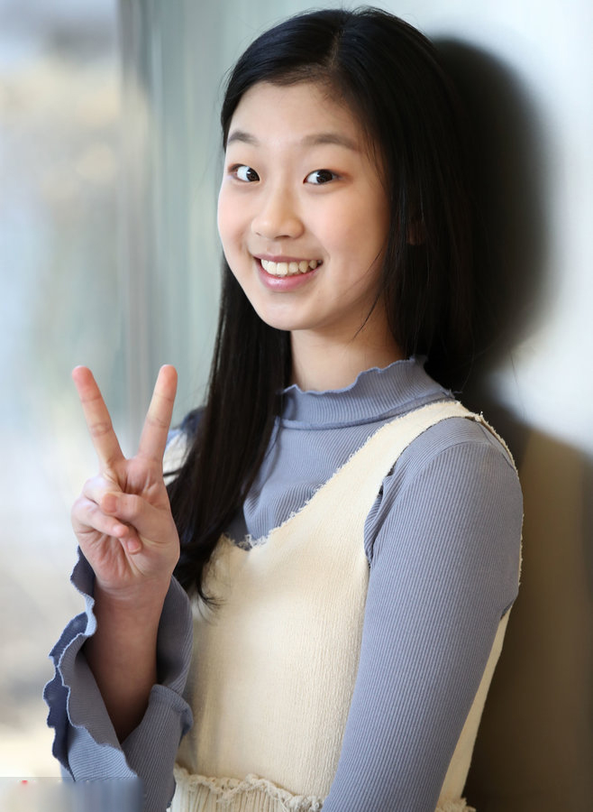 饰演姜艺彬的李智媛年仅13岁,一双灵动的单眼皮颇有特色.