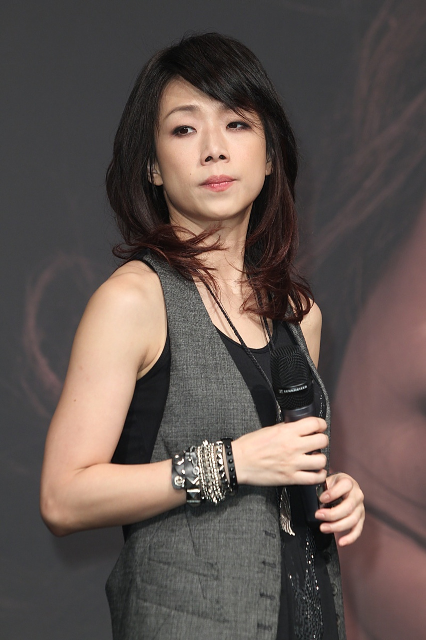 让人立马忘记了她的样子,记住了她的声音,而其中的佼佼者当属—林忆莲