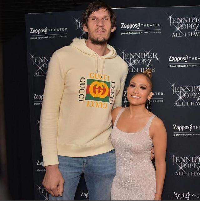 2米21博班实力有多强?娶矮60厘米老婆,娇妻笑称:才到腰部!