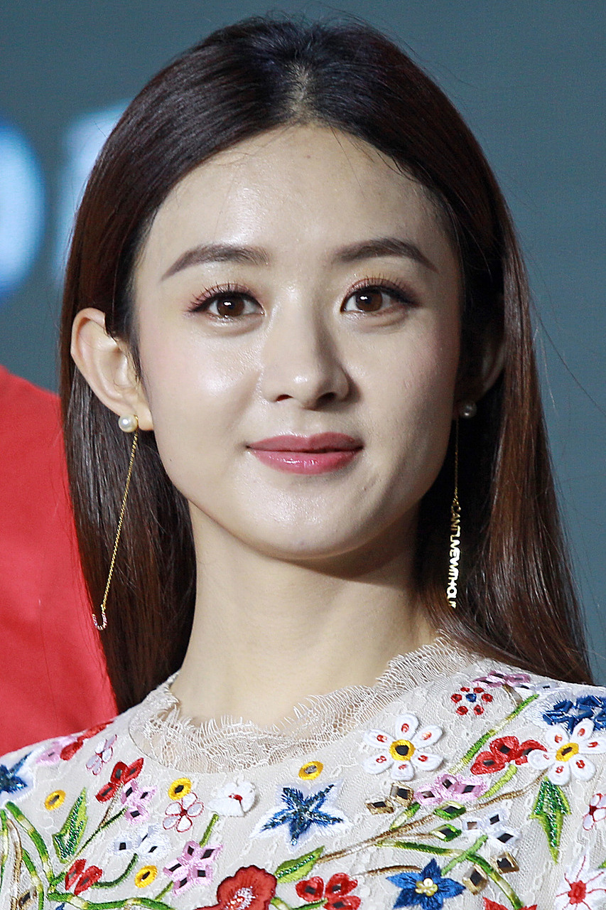 对此,有粉丝不乐意了,表示:赵丽颖《与凤行》的磨皮和滤镜不强吗?