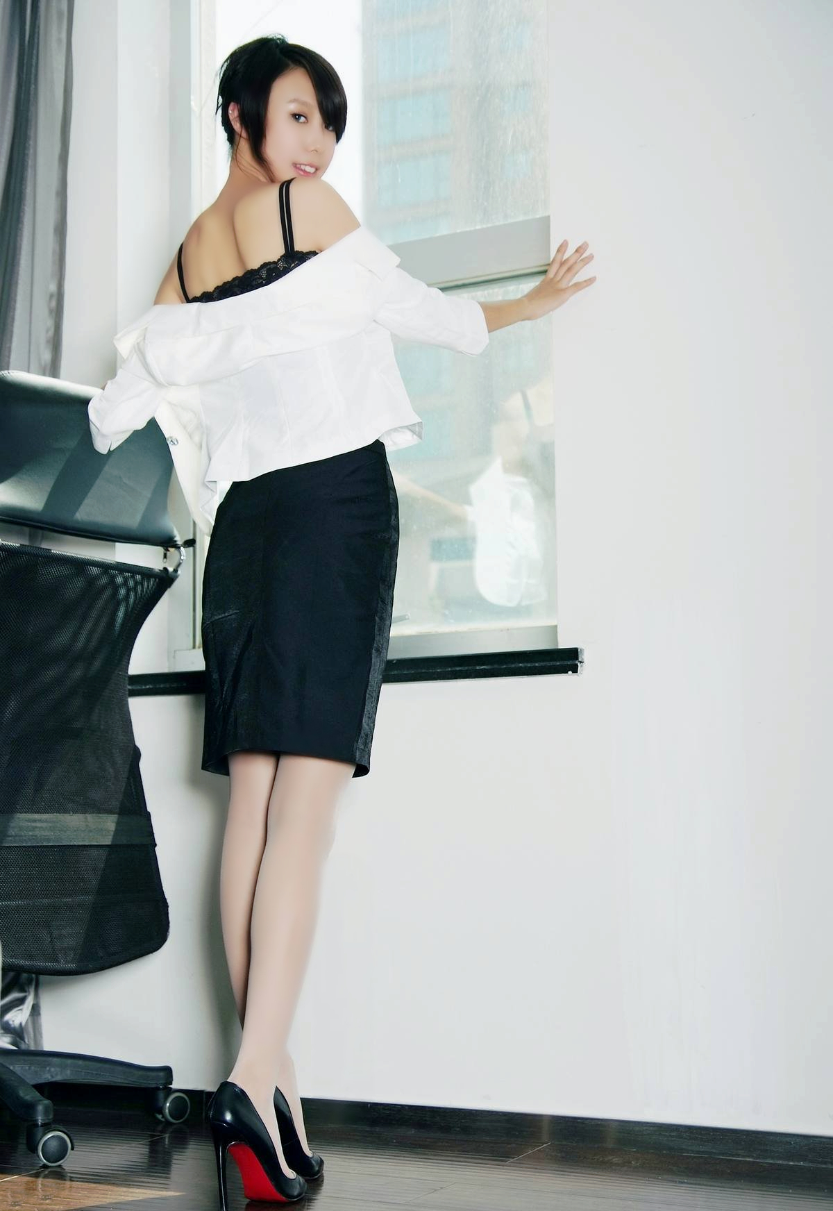 公司里一个气质端庄美丽的女同事