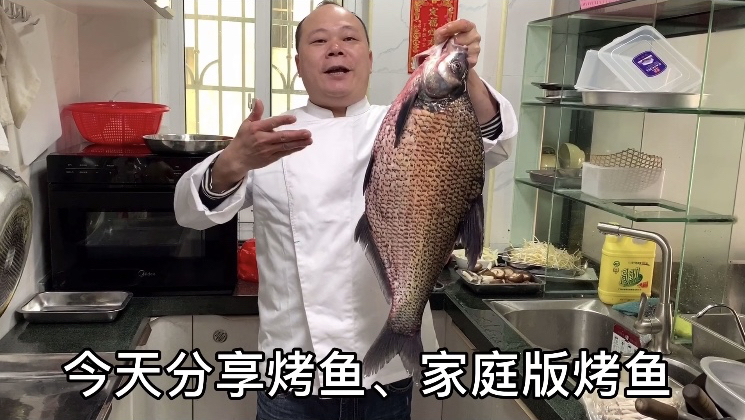 为什么大排档的麻辣烤鱼这么好吃?大厨教你一招,在家做也一样