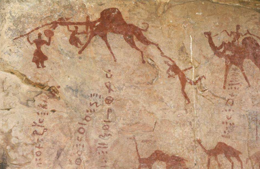 这种透视方式与古埃及壁画不谋而合,体现了原始艺术思维的特点