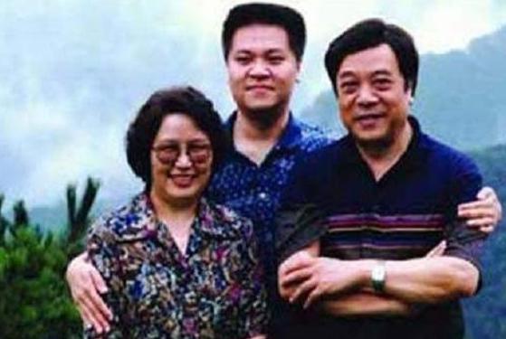77岁赵忠祥近照,身体硬朗住5亿豪宅,与妻子相伴50年依旧恩爱
