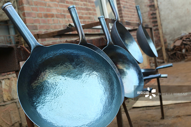 济南:手工万锤敲打灶台好锅 尽显工匠技艺