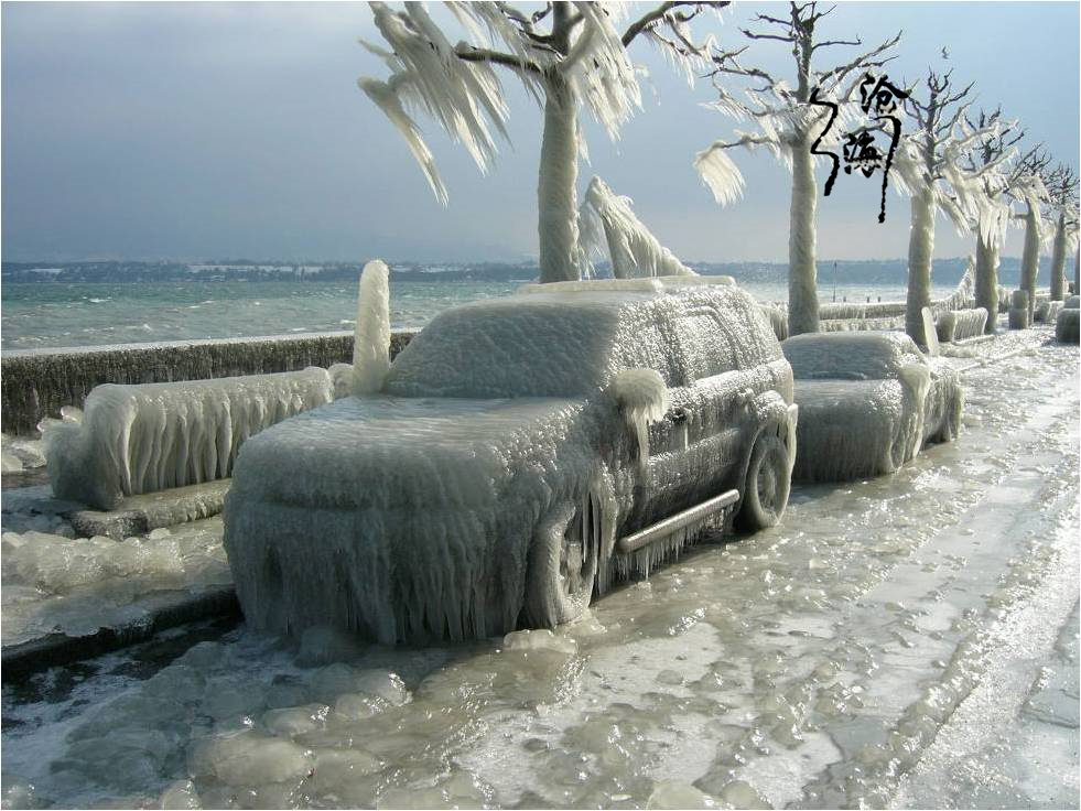 08年那场特大雪灾,导致半个中国交通瘫痪,街道,马路全部被厚厚的冰层