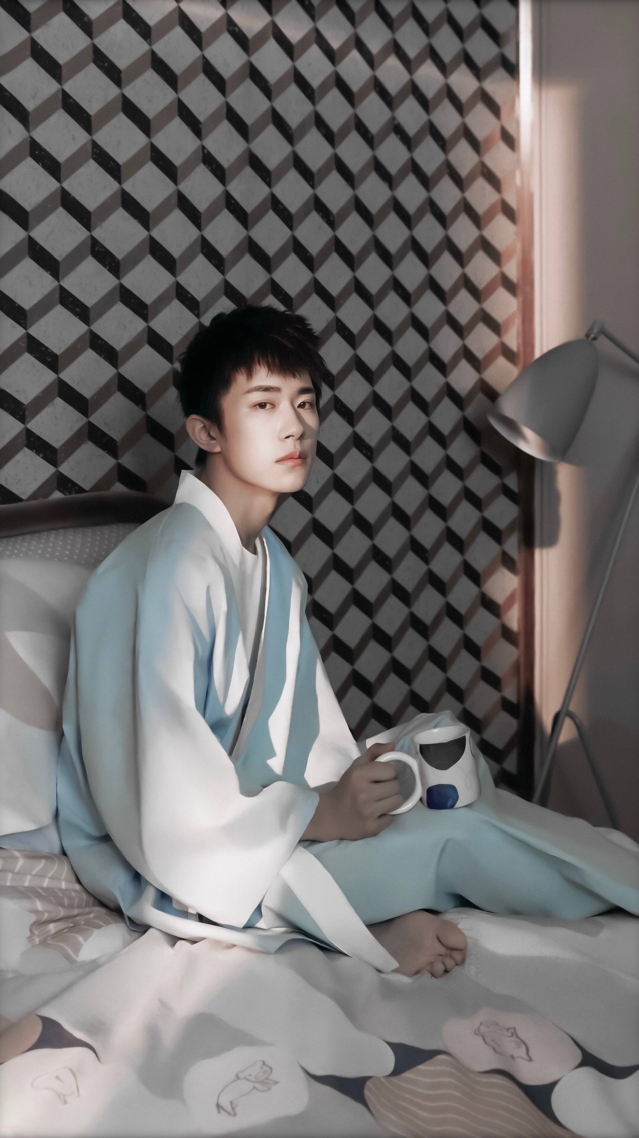 穿着白色睡衣,手里还拿着白色瓷杯,不愧是让粉丝多喝水的千玺.