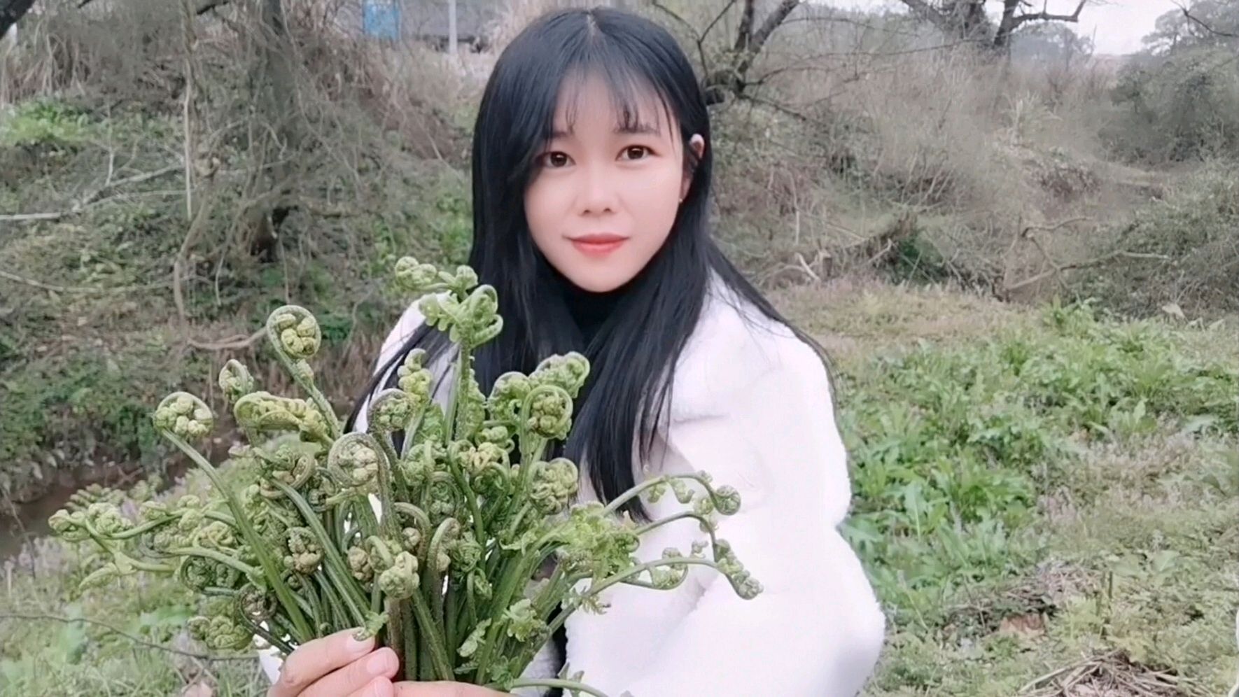 农村的河边,香香正忙着摘蕨菜,山好水好,这是多少人羡慕的生活