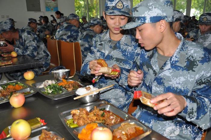 我国解放军伙食,顿顿有肉营养均衡,印军看后大骂其三餐为猪食