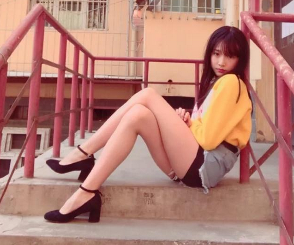 女装大佬艾比坦言:从小自认是女生,不愿再穿男装,原因让人心疼