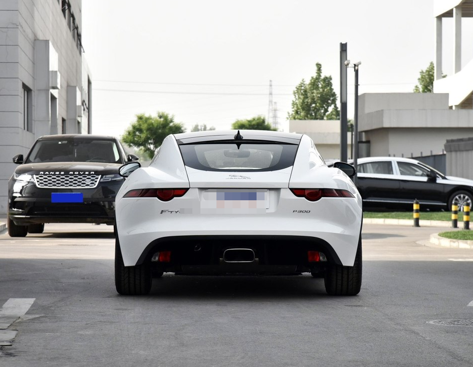 捷豹f-type,霸气与动感外观的结合,内饰高端炫酷