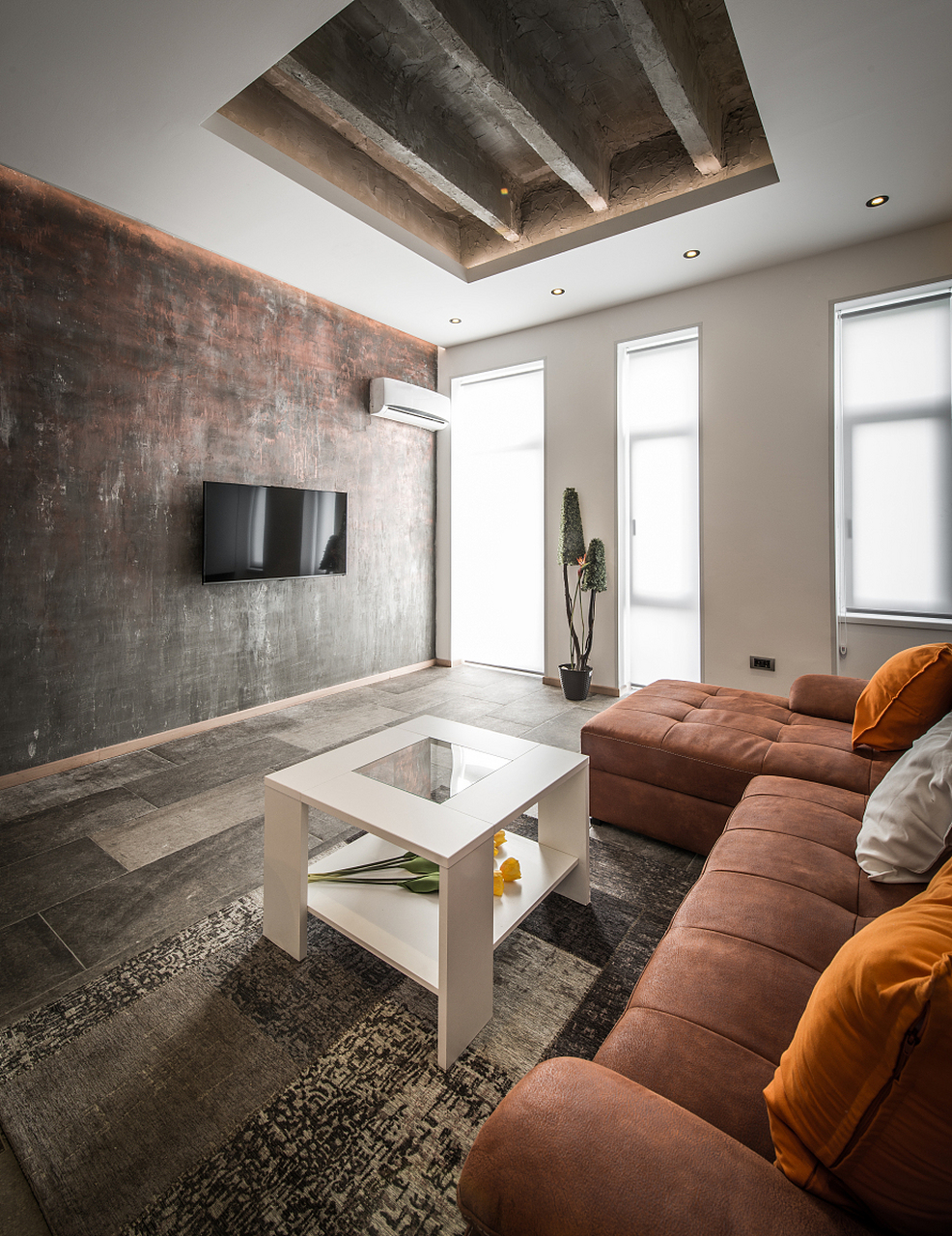 要在水泥风格的装修中避免过于单调,增加空间的层次感和温馨感,可以从